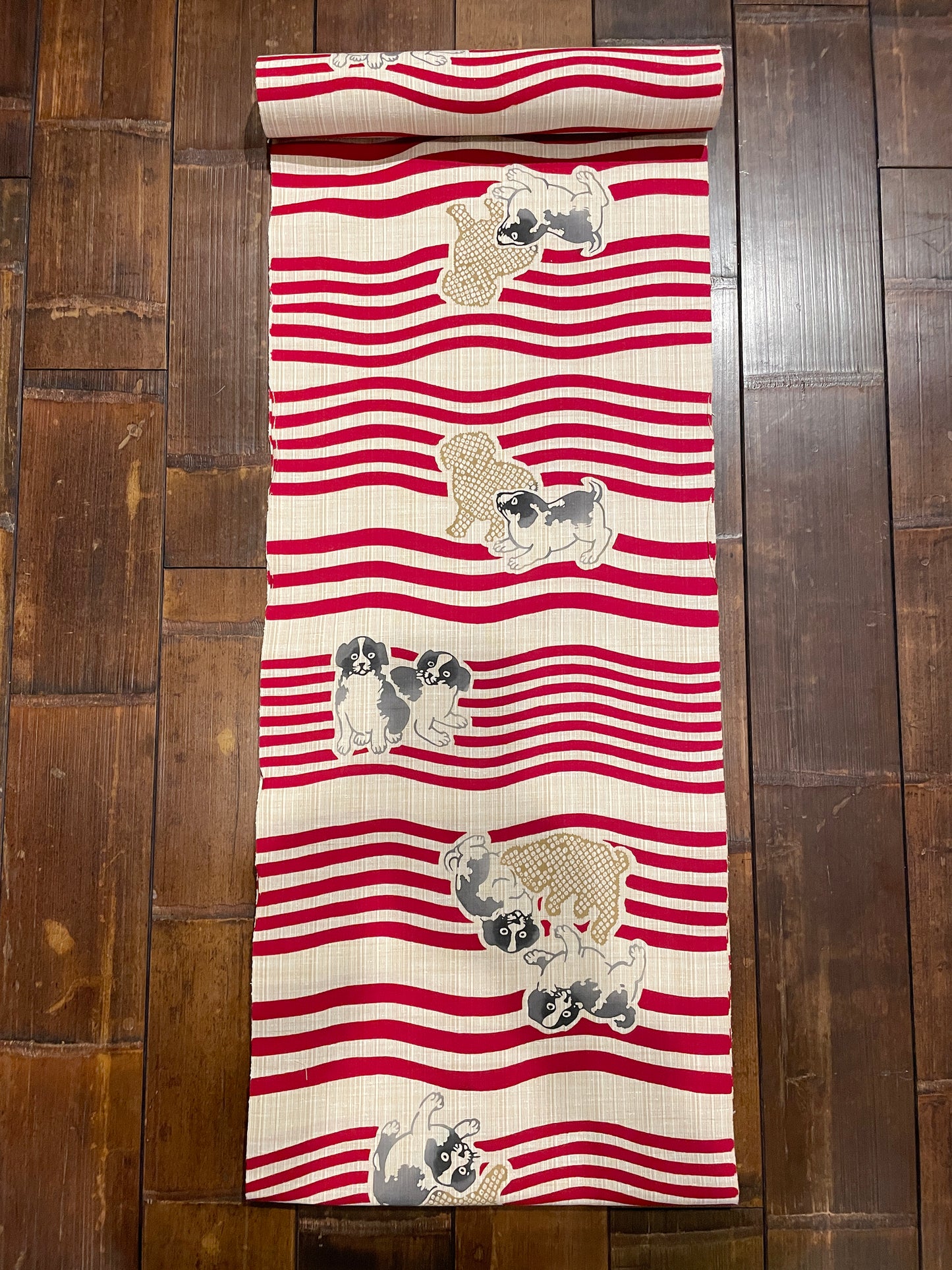 Sankatsu-dyed yukata "Reprinted puppy/red"